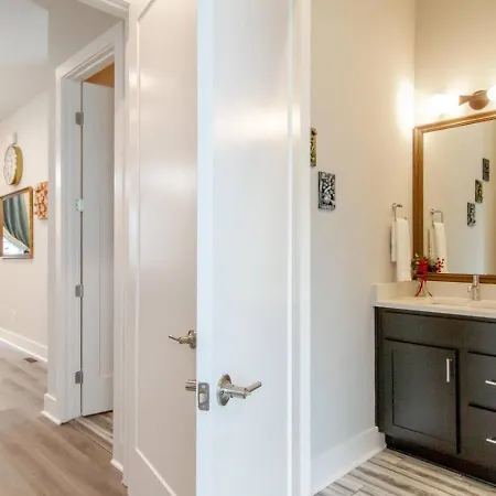 Spacious Contemporary Townhome With Private Rooftop Holiday home Nashville