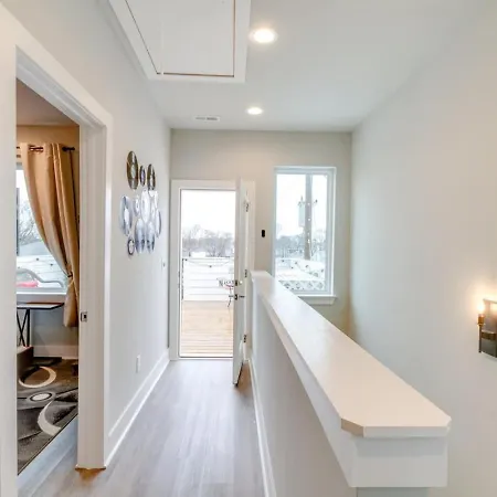 Spacious Contemporary Townhome With Private Rooftop *