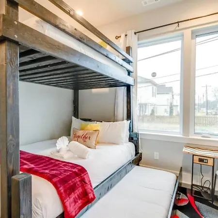 Spacious Contemporary Townhome With Private Rooftop Holiday home Nashville