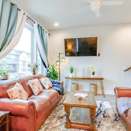 Holiday home Spacious Contemporary Townhome With Private Rooftop