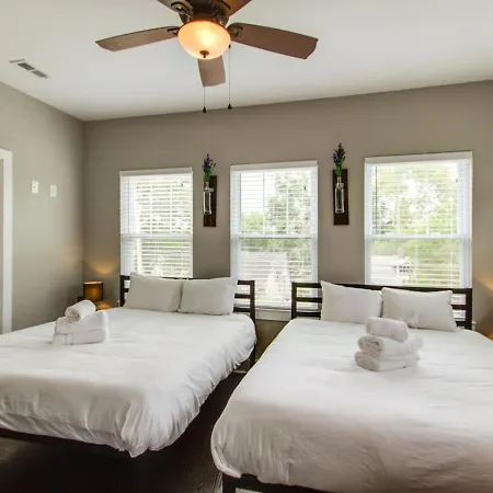 Gorgeous Downtown Pad 3 Bedroom 2.5 Bath Large Patio * Nashville