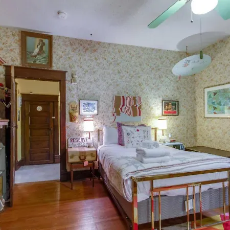 Petite Vintage Charmer Trendy East Holiday home *