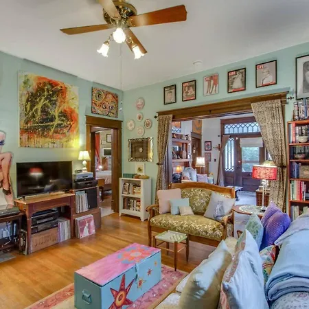 Petite Vintage Charmer Trendy East Holiday home