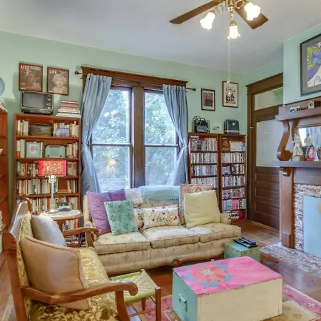 Petite Vintage Charmer Trendy East Holiday home