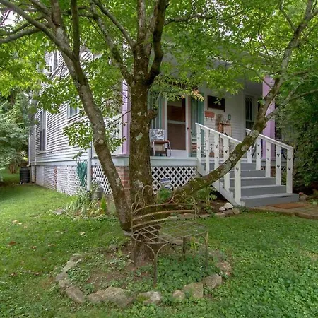 Petite Vintage Charmer Trendy East Holiday home
