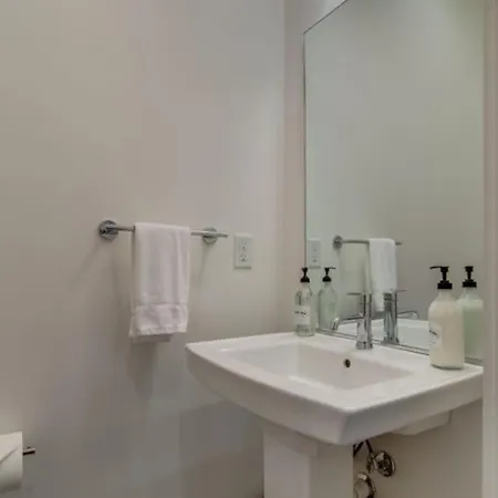 Getaway - Rooftop, Garage, Near Broadway!