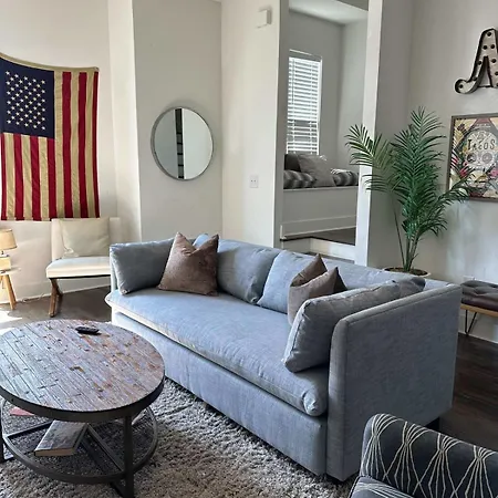 Getaway - Rooftop, Garage, Near Broadway! Holiday home *