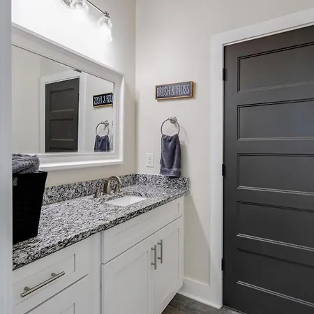 Lakeshore Luxury Near River With Hot Tub And Rooftop Deck Holiday home