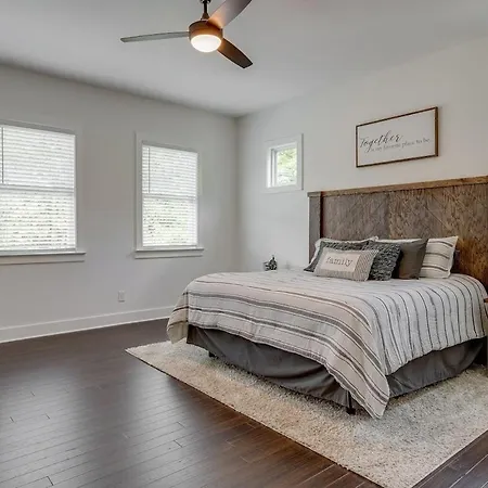 Holiday home Lakeshore Luxury Near River With Hot Tub And Rooftop Deck