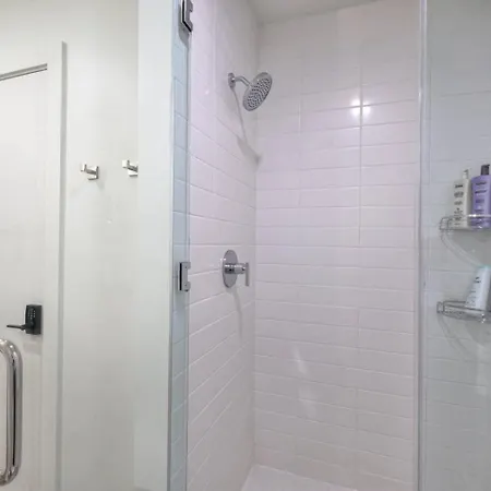 3br2ba Lux Pool Walk To Broadway 08mi