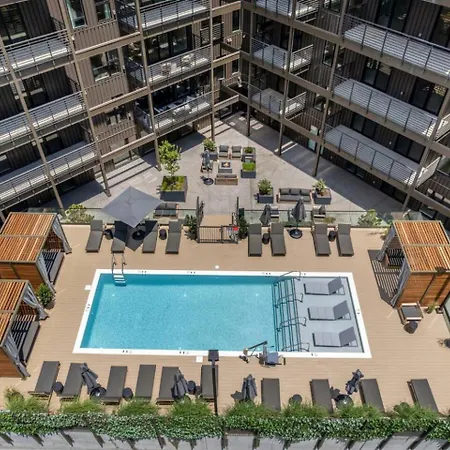 3br2ba Lux Pool Walk To Broadway 08mi *