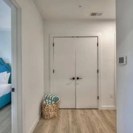 3br2ba Lux Pool Walk To Broadway 08mi