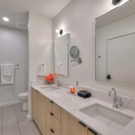 3br2ba Lux Pool Walk To Broadway 08mi Holiday home *