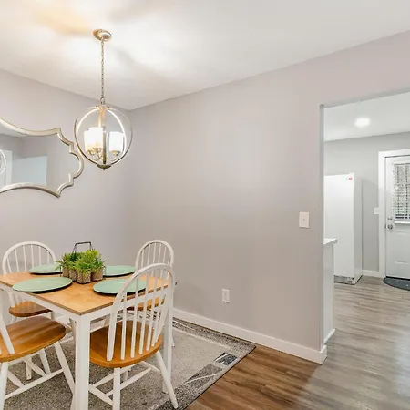 South Wing - 2 Units - 4 Bedrooms - Mins To Zoo Holiday home Nashville