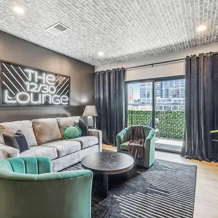 Walk To Broadway From The 12/30 Lounge In Downtown Nashville! * Nashville