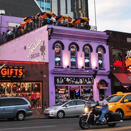 Boots On Broadway In Downtown With Parking, Pool, Gym Apartment