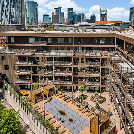 Boots On Broadway In Downtown With Parking, Pool, Gym Apartment