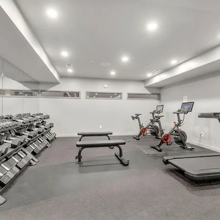 Apartment Boots On Broadway In Downtown With Parking, Pool, Gym