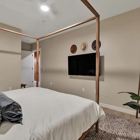 Boots On Broadway In Downtown With Parking, Pool, Gym *