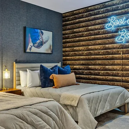 Boots On Broadway In Downtown With Parking, Pool, Gym * Nashville