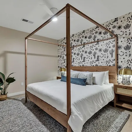 Boots On Broadway In Downtown With Parking, Pool, Gym Apartment
