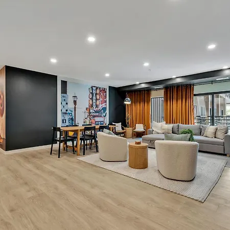 Apartment Boots On Broadway In Downtown With Parking, Pool, Gym