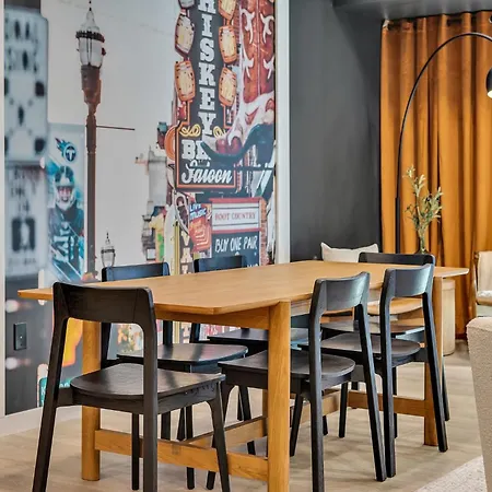 Boots On Broadway In Downtown With Parking, Pool, Gym Apartment *