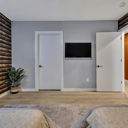 Boots On Broadway In Downtown With Parking, Pool, Gym