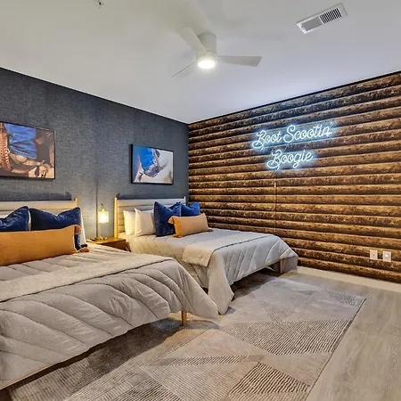 Boots On Broadway In Downtown With Parking, Pool, Gym Apartment *