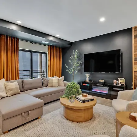 Boots On Broadway In Downtown With Parking, Pool, Gym * Nashville