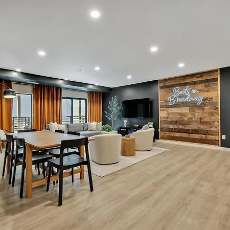 Boots On Broadway In Downtown With Parking, Pool, Gym Apartment