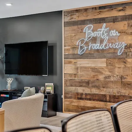 Apartment Boots On Broadway In Downtown With Parking, Pool, Gym