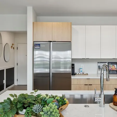 Beverly Nash Downtown, Incredible Skyline Views, Walk To Broadway! Holiday home *