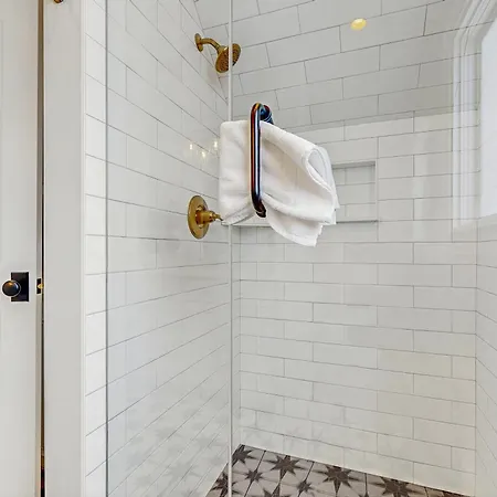 The Livery On 5th, Unit B Apartment *