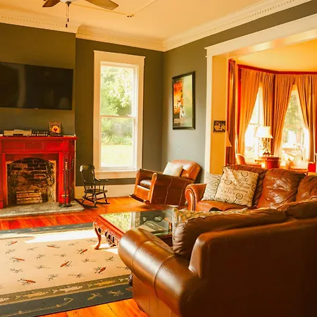 Holiday home The Magnolia Mansion 6 Minutes To Broadway On 4 Acres