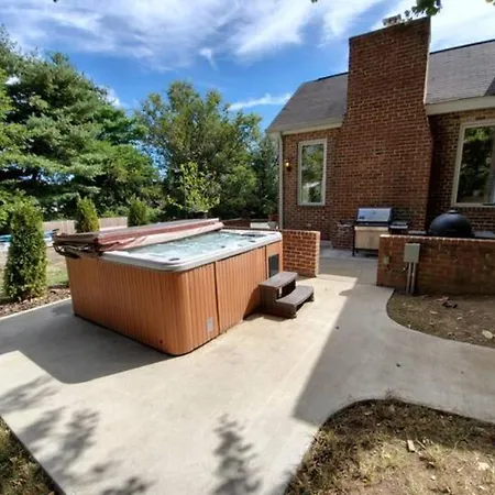 Holiday home The Magnolia Mansion 6 Minutes To Broadway On 4 Acres Nashville