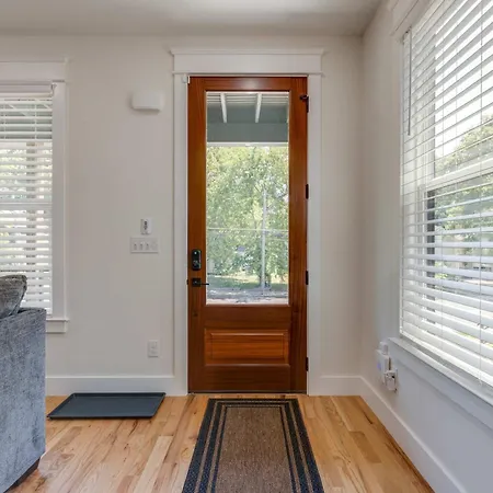 Sleek & Convenient East Holiday home *