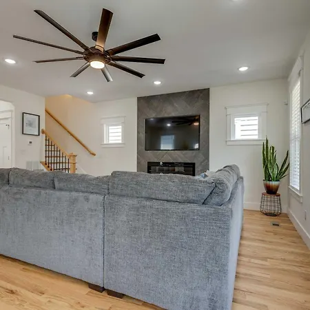 Sleek & Convenient East Holiday home