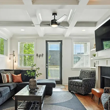 Holiday home Downtown Oasis Sleeps 12 And 1 And A Half Miles To Broadway *