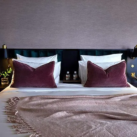 Fairlane Hotel 4*