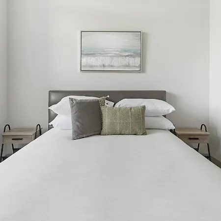 Landing Chic 1Bd Pool Gym Apartment