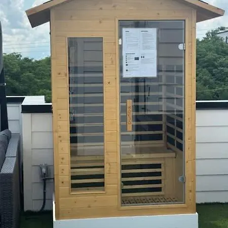 New Luxury With Rooftop Heated Pool-sleeps 12 Holiday home Nashville