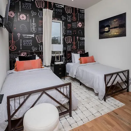 New Luxury With Rooftop Heated Pool-sleeps 12 *