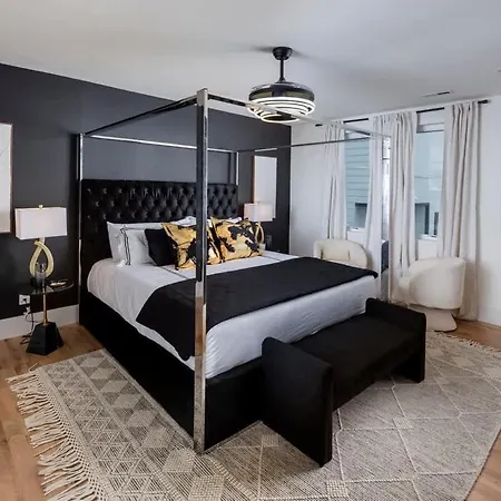 Holiday home New Luxury With Rooftop Heated Pool-sleeps 12 Nashville