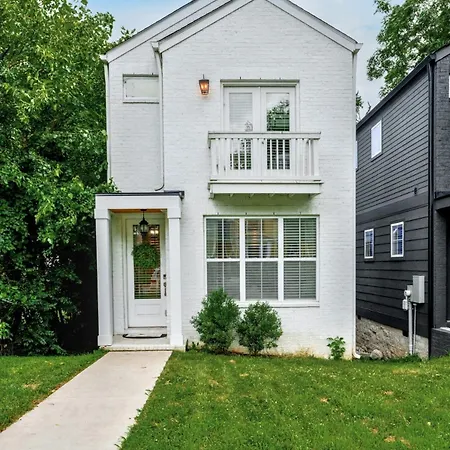 Holiday home Downtown Oasis Sleeps 12 And 1 And A Half Miles To Broadway Nashville