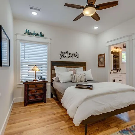 Holiday home Sleek & Convenient East *