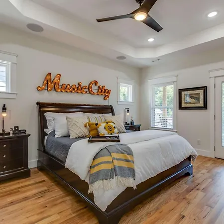Sleek & Convenient East Holiday home *