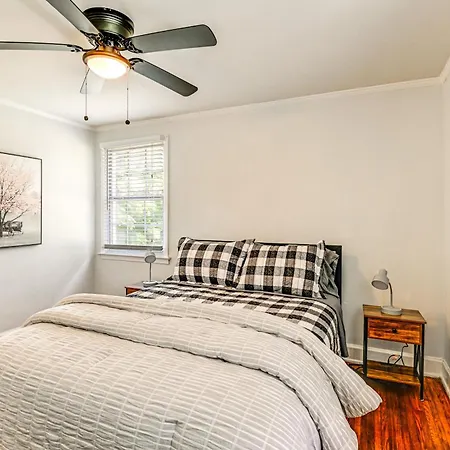 7 Mi To Dtwn: W/ Spacious Yard In Holiday home *