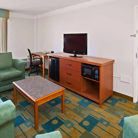 La Quinta By Wyndham Airport/opryland Hotel