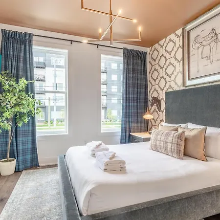 Rooftop Fire Pit & Skyline Views Near Broadway